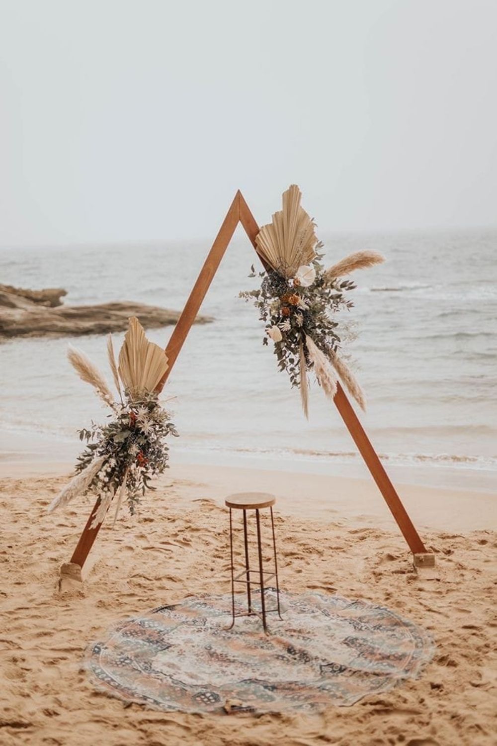 casamento boho altar na praia