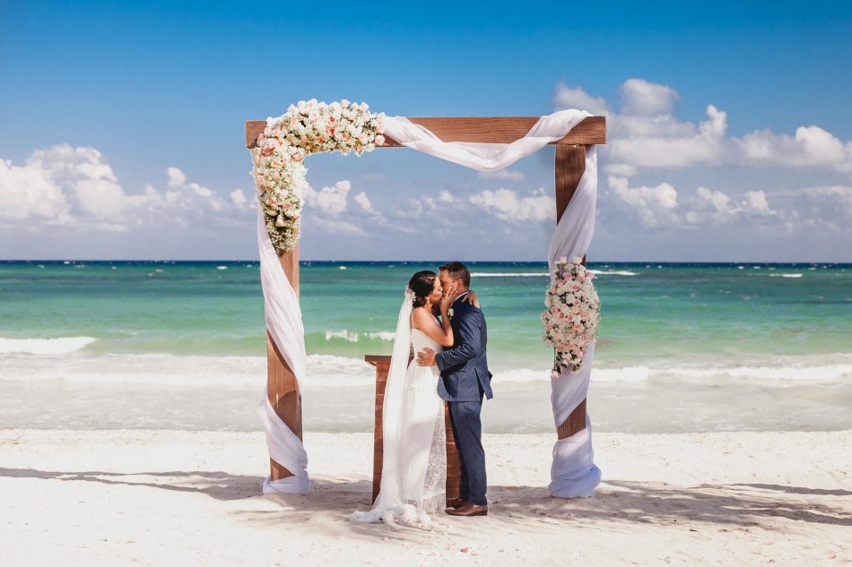 Elopement Wedding com o pé na areia
