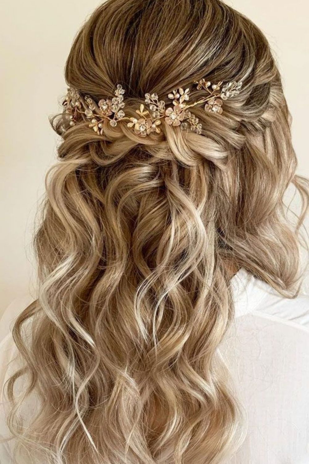 penteado de noiva com cabelo ondulado