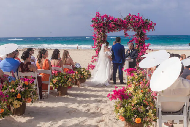 Destination Wedding na praia combina cenário paradisíaco, conforto e celebração sem pressa para noivos e convidados.