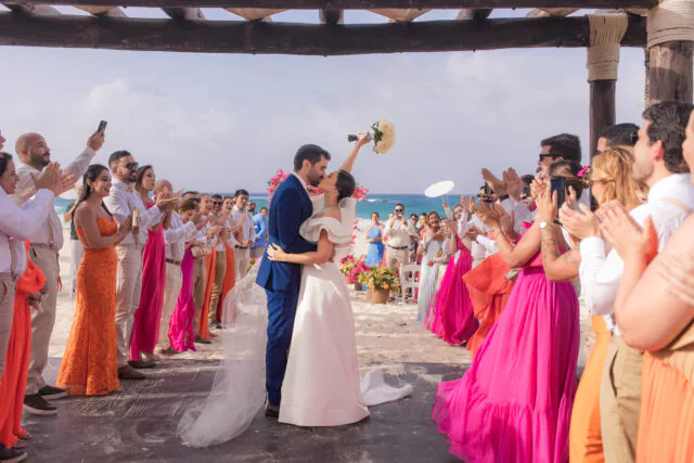 Casamento à beira-mar é a escolha ideal para quem busca leveza, paisagens icônicas e celebração ao ar livre.
