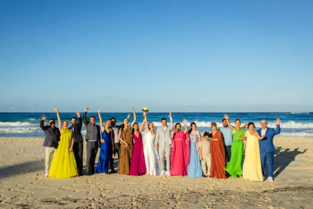 Convidados aproveitando a experiência de um Destination Wedding no verão com festa ao ar livre