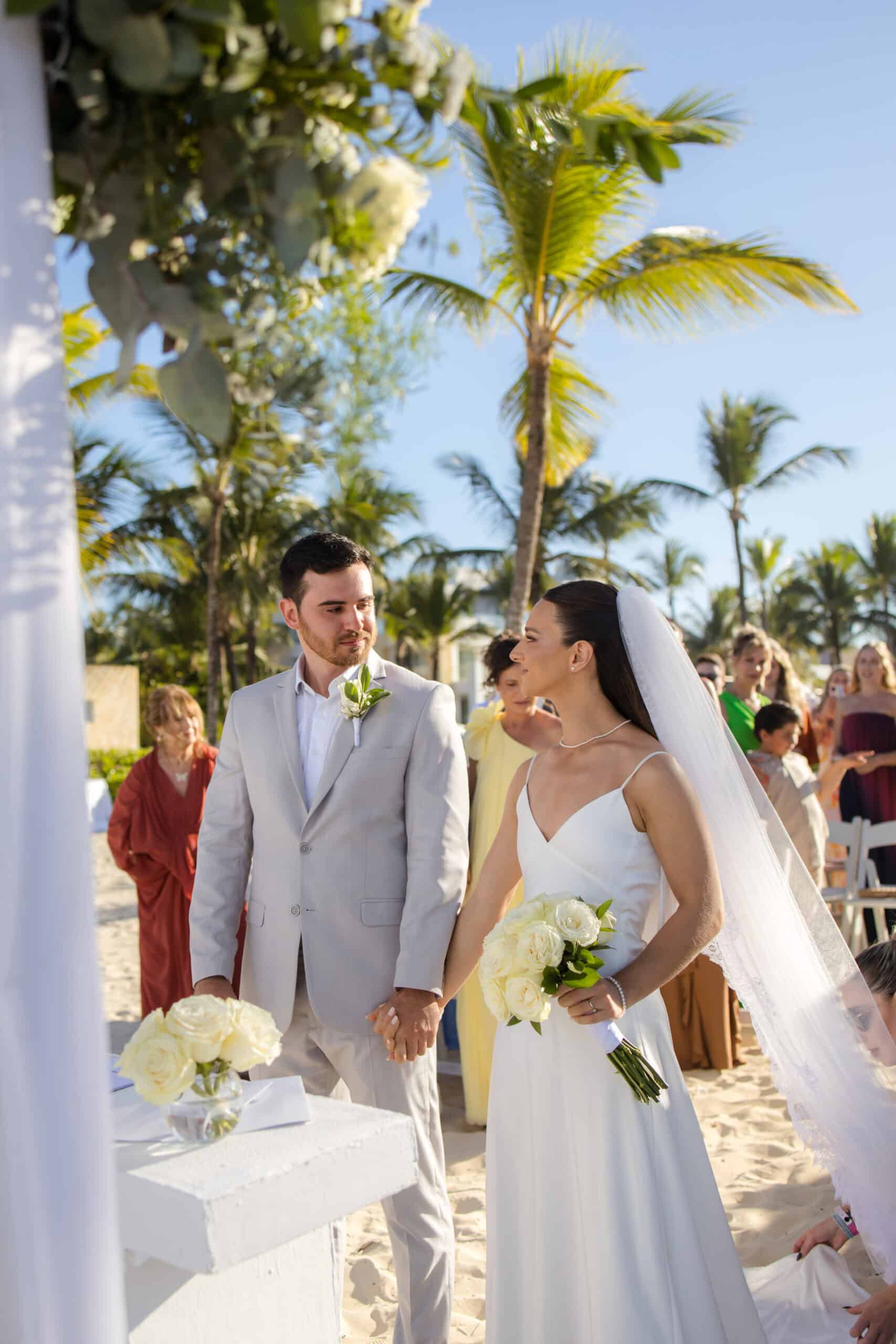 Cerimônia de Destination Wedding ao ar livre durante o verão, com cenário natural e luz do pôr do sol