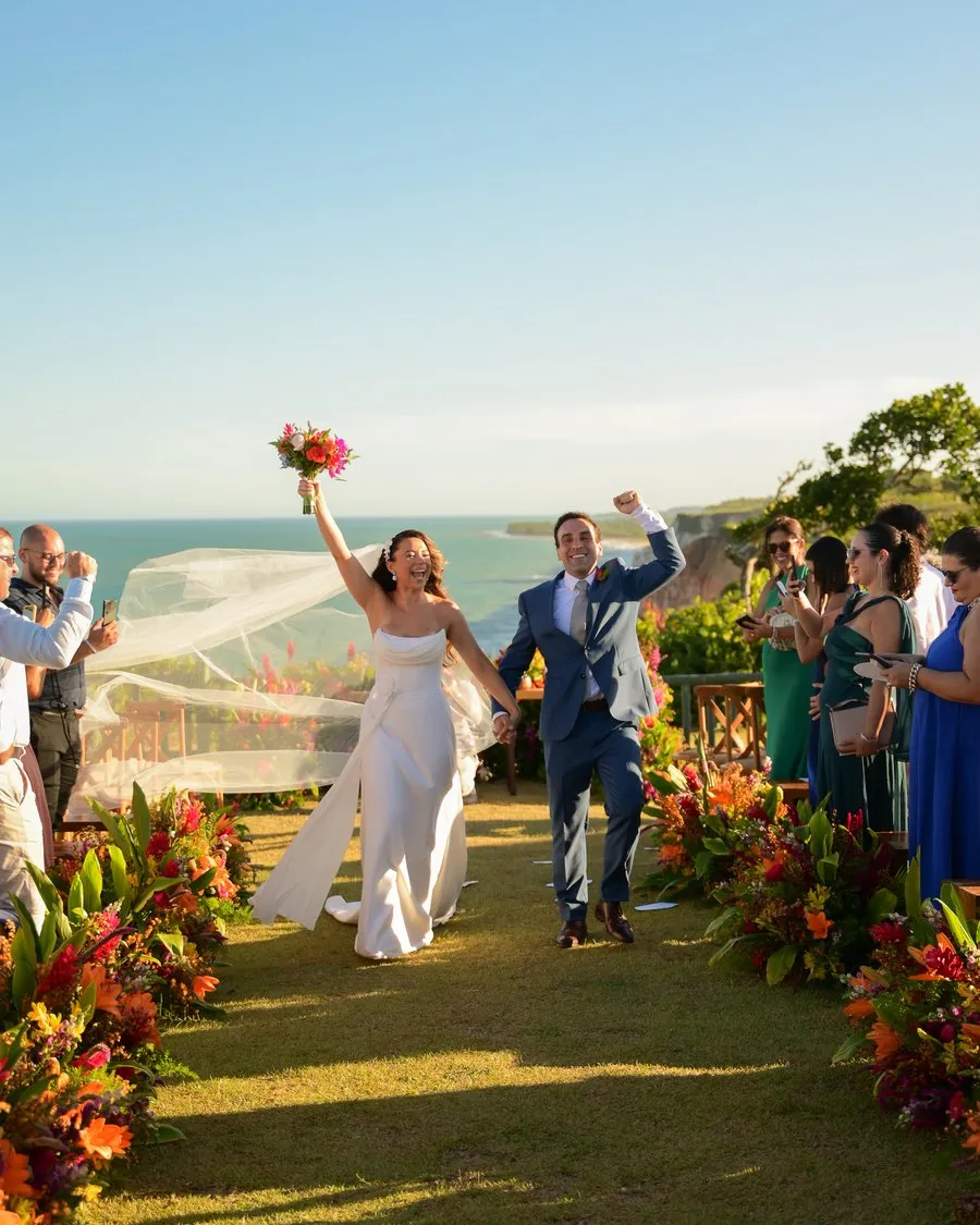 Casal comemorando o casamento em frente ao mar