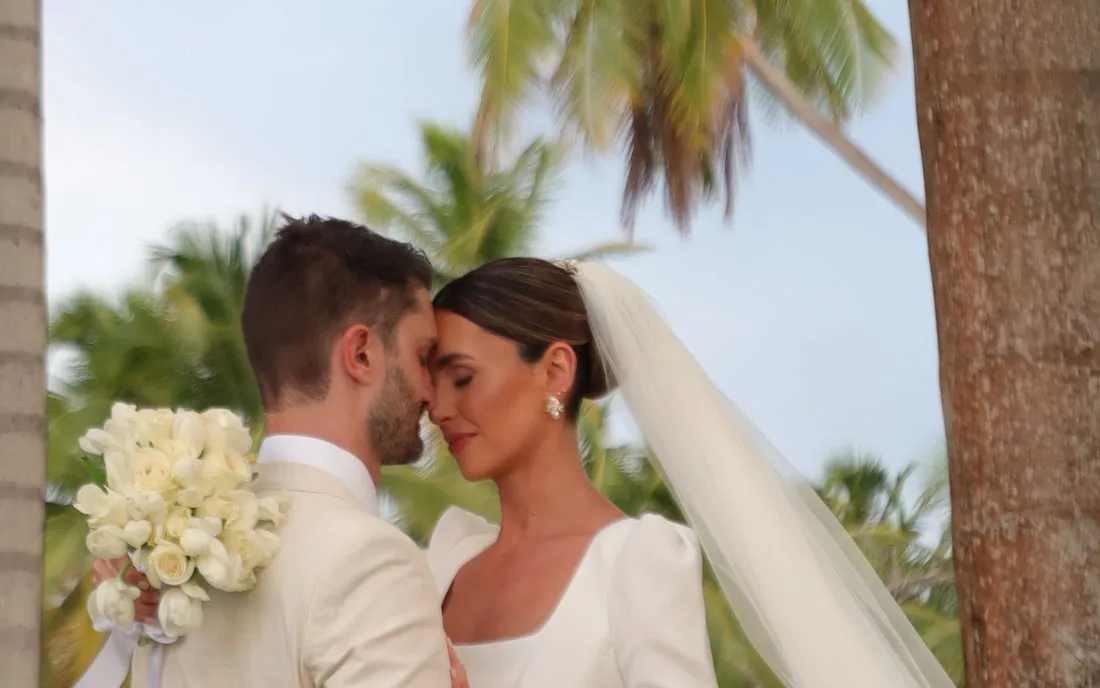 Bianca e Rodrigo no casamento, sob os coqueiros